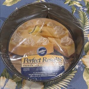 Wilton Black Nonstick Springform Pan 9" 9x2 3/4